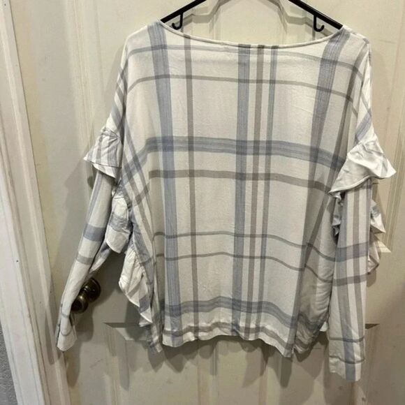 TWO by Vince Camuto Plaid Ruffle Sleeve Top size Medium - Picture 6 of 9